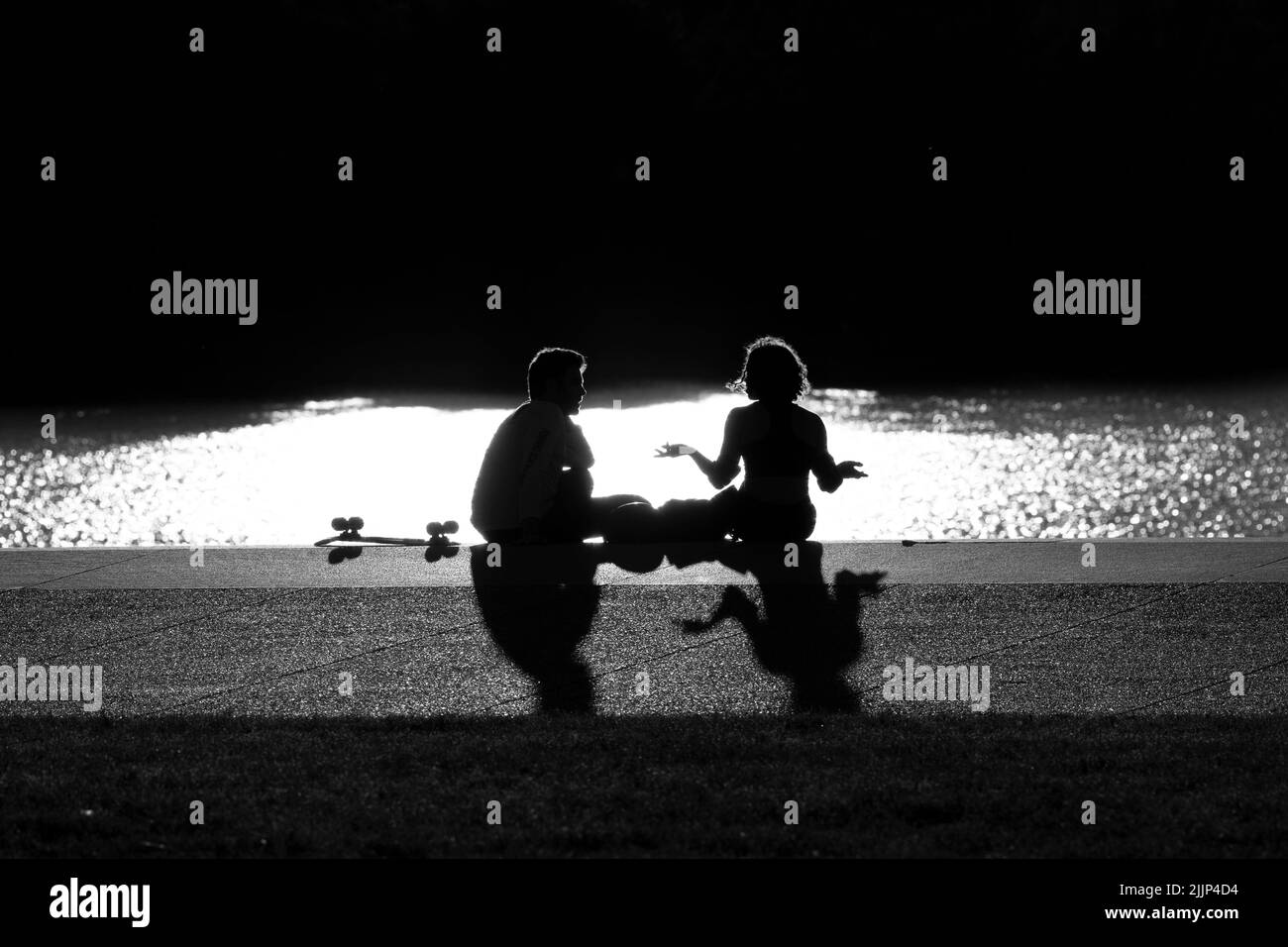 Die Silhouetten eines Paares in der National Mall mit Blick auf den Potomac River Stockfoto