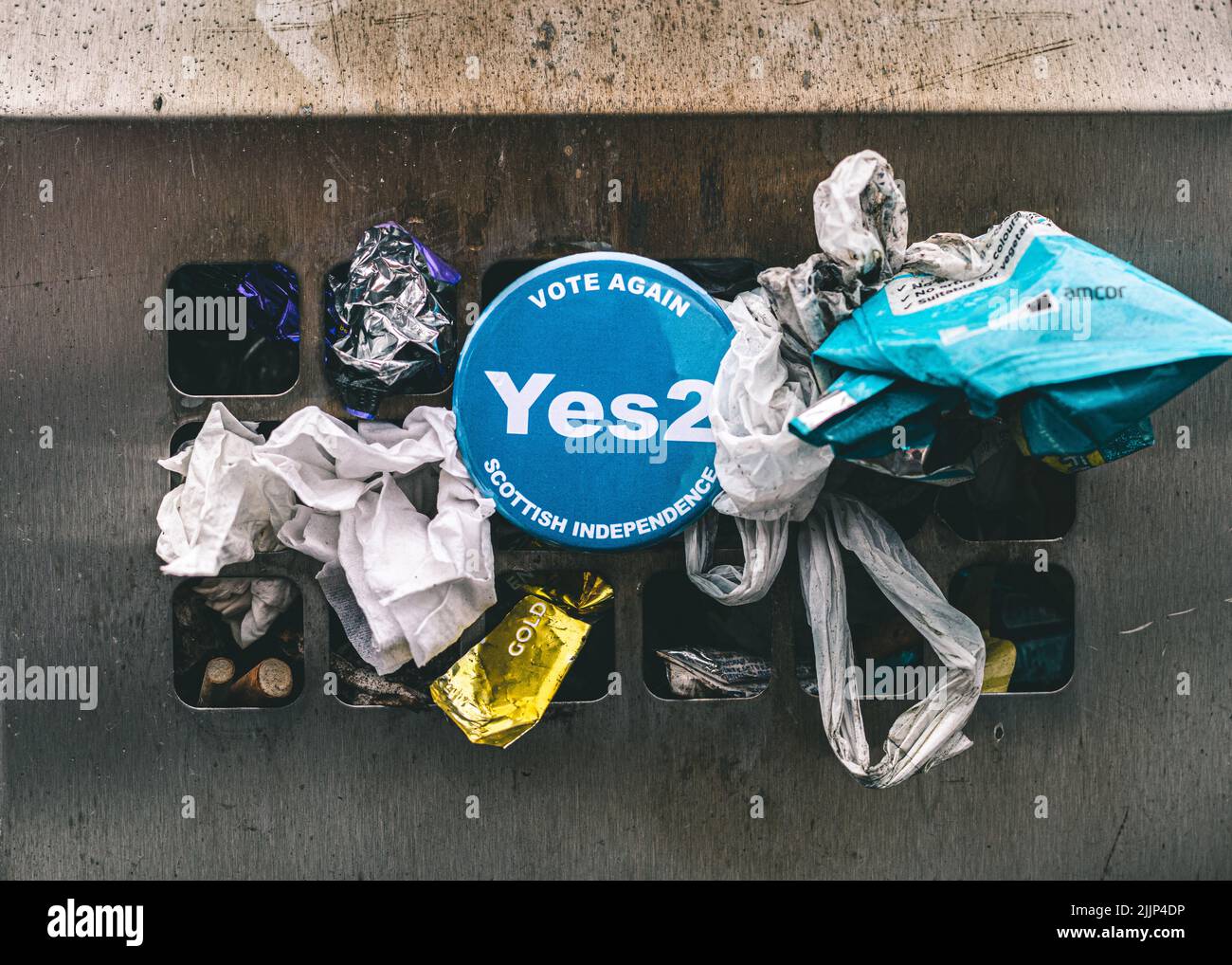 Ein „Ja 2“-Abzeichen für das schottische Referendum im Müll Stockfoto