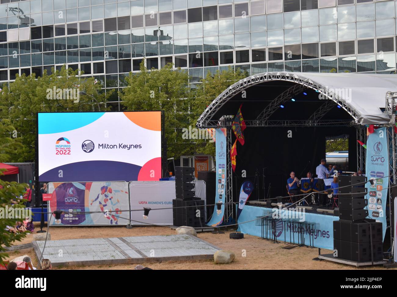 Die Bühne bei der Fan Party am Station Square, Milton Keynes. Stockfoto