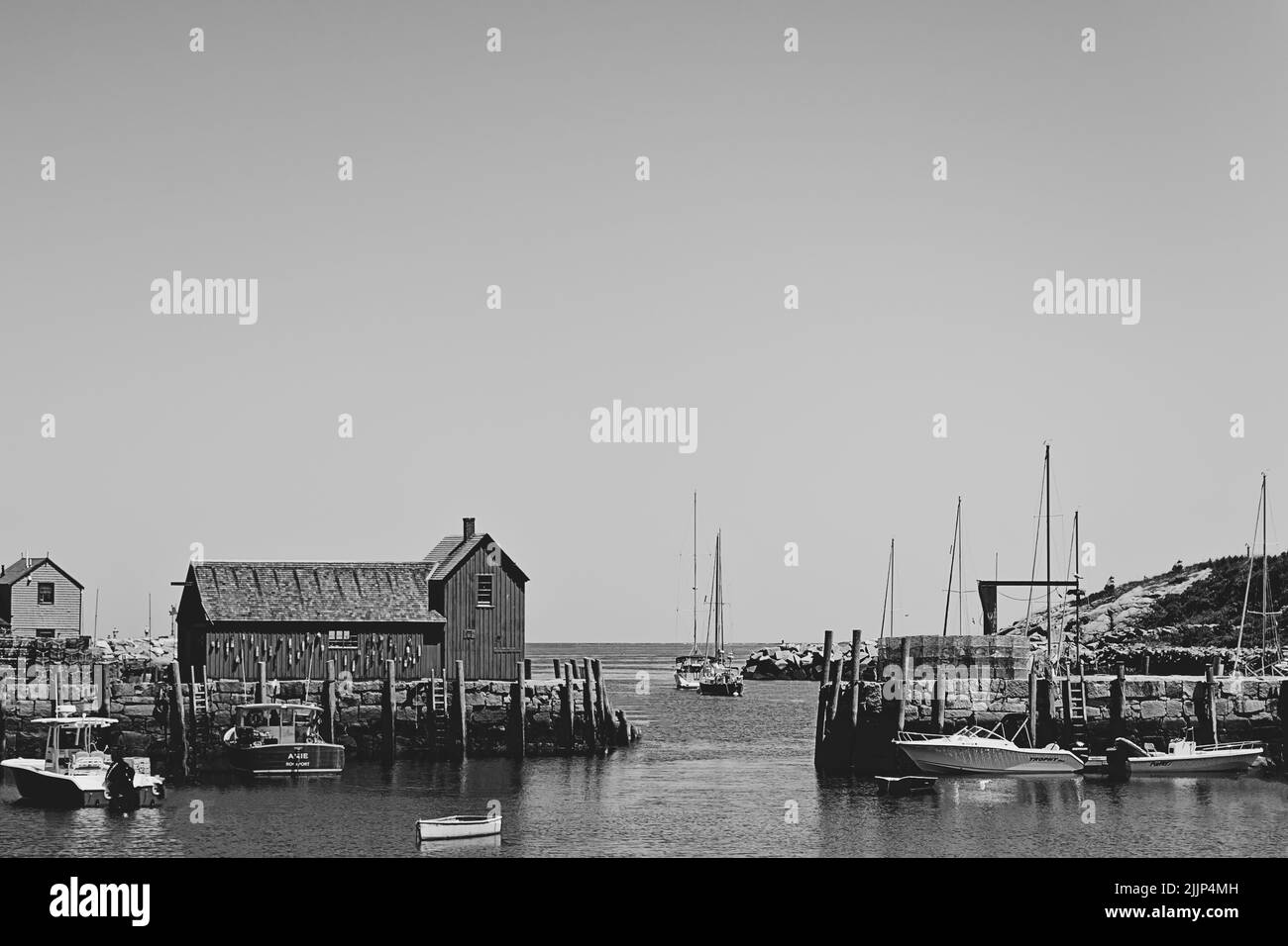 Eine Graustufenaufnahme des Motivs Nr. 1 auf der Bradley Wharf in der Hafenstadt Rockport, Massachusetts, USA Stockfoto