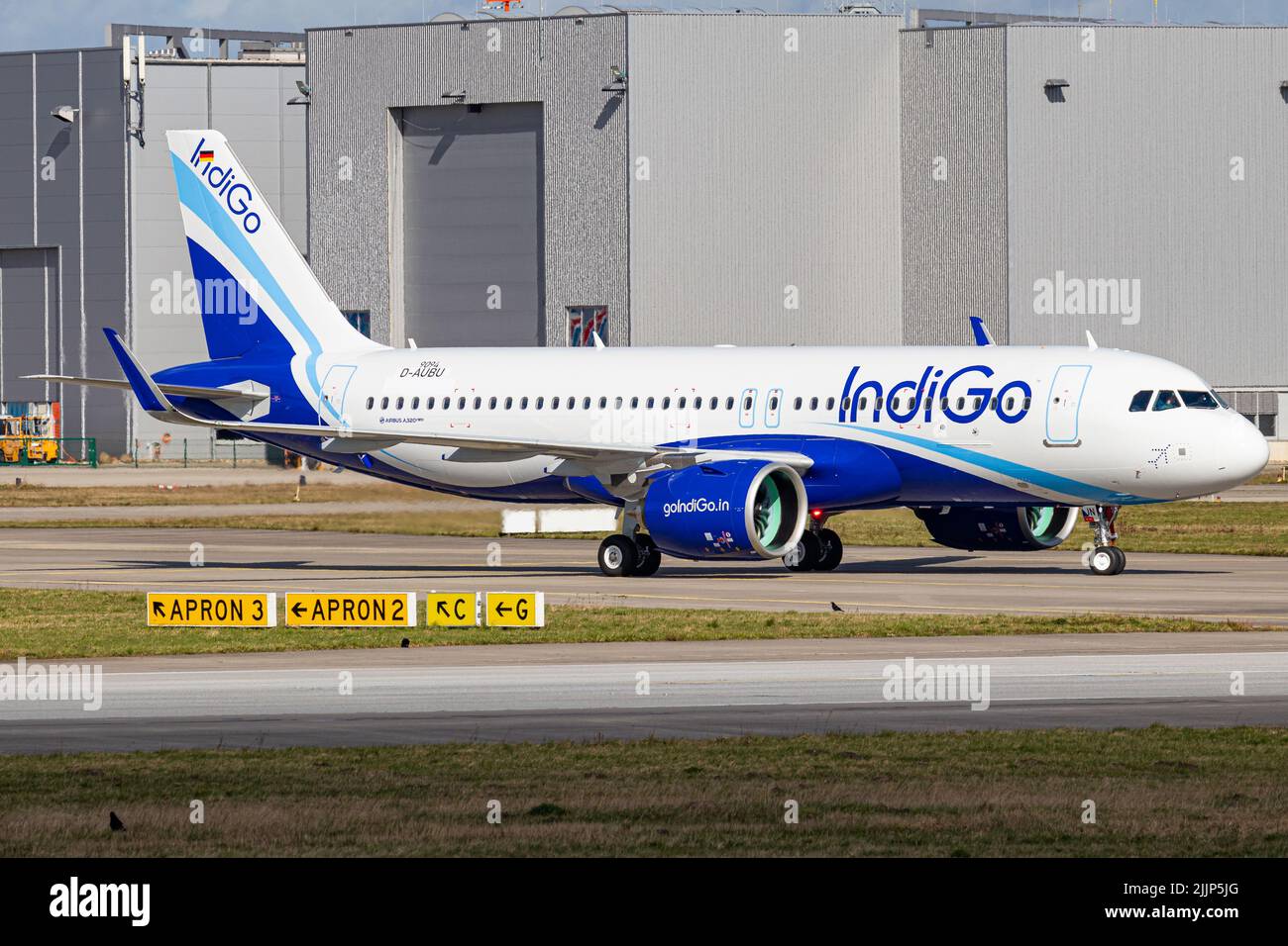 Indigo Airbus A320-271N (D-AUBU, 9094) rollt auf die Start- und Landebahn am Flughafen Hamburg-Finkenwerder Stockfoto