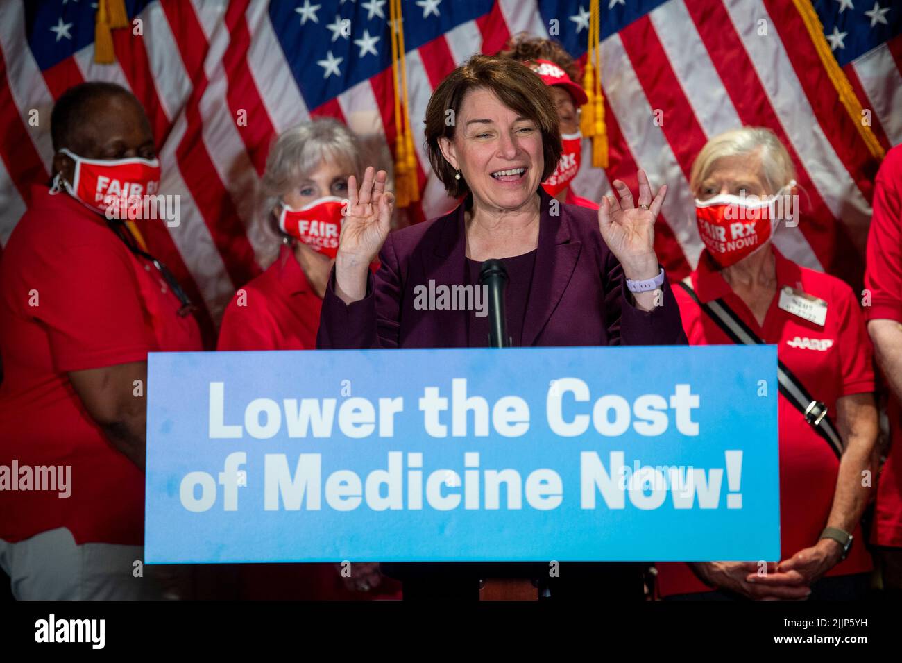 Die Senatorin der Vereinigten Staaten, Amy Klobuchar (Demokratin von Minnesota), hält während der Pressekonferenz im US-Kapitol in Washington, DC, am 27. Juli 2022 im Rahmen der US-amerikanischen Pressekonferenz über das Gesetz über verschreibungspflichtige Medikamente zur Stärkung des Medicare-Programms, zur erheblichen Kostensenkung für Familien und zur Bestrafung von Drogenunternehmen mit schlechten Schauspielern eine Rede. Kredit: Rod Lampey/CNP Stockfoto