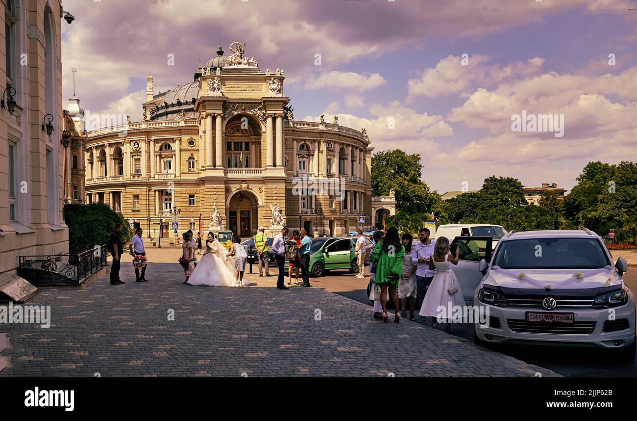 Das Nationaltheater für Oper und Ballett in Odessa Ukraine mit Hochzeitsszene auf der Straße. Stockfoto