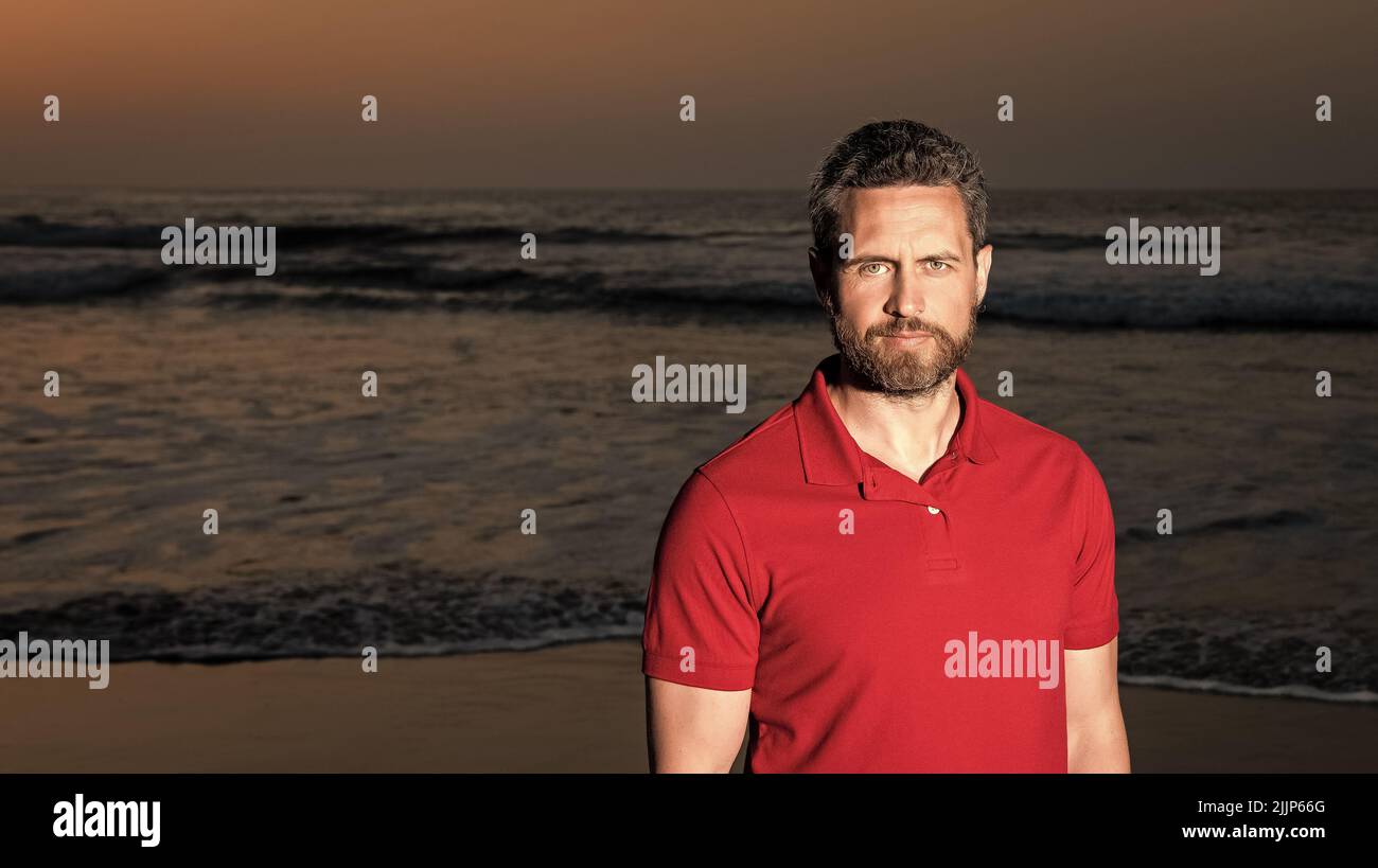 Sommer Mode Stil. Sommerurlaub. Positive Emotionen. Copy Space. Mann mit Bart in Sonnenuntergang Stockfoto