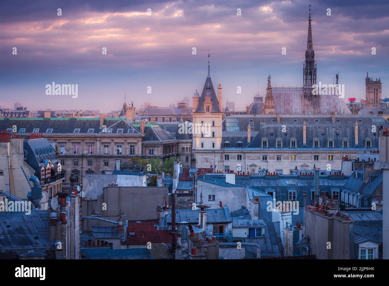 Saint Chapelle und Quartier latin Dächer bei goldenen Sonnenaufgang Paris, Frankreich Stockfoto