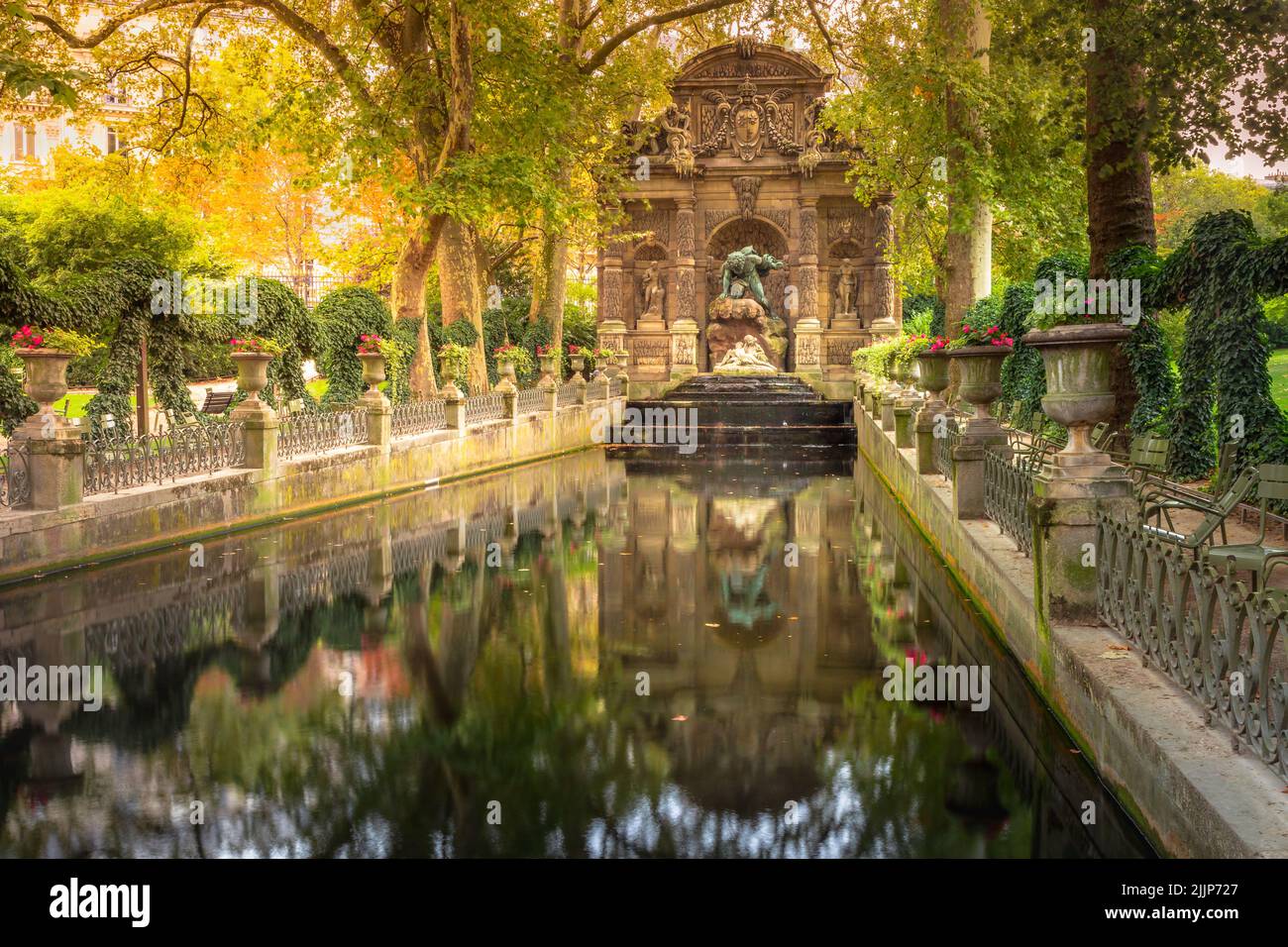 Friedlicher Medici-Brunnenteich in den Gärten von Luxemburg, Paris, Frankreich Stockfoto