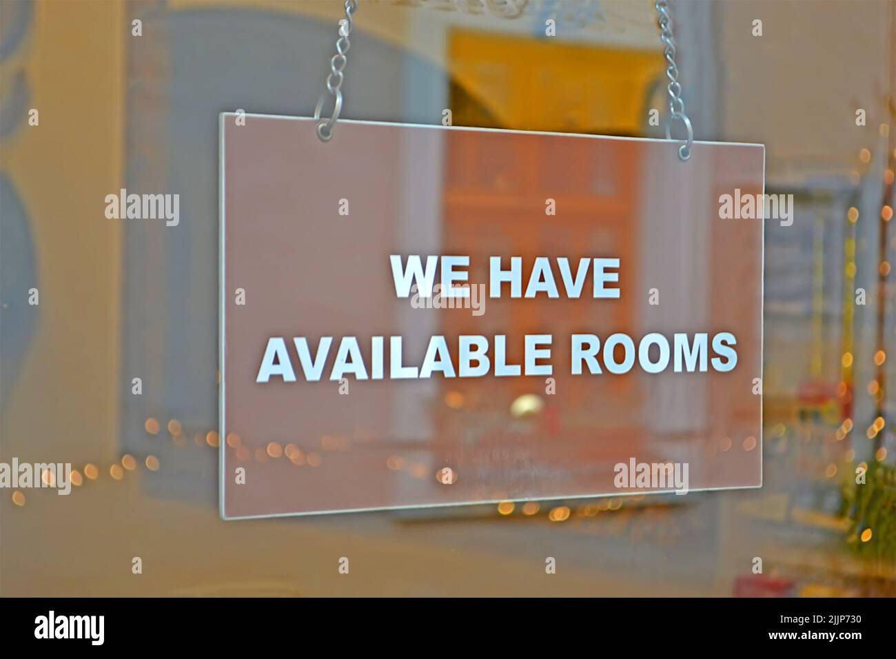 Wir haben Zimmer als Textnachricht unter transparenter Glastür Oberfläche, Hoteleingang Vielfalt zur Verfügung Stockfoto