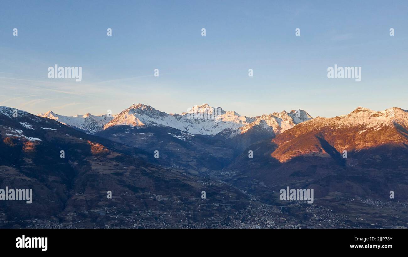 Eine schöne Landschaft von Alpen und Monte Bianco aus Pila (Aostatal, Italien) Stockfoto