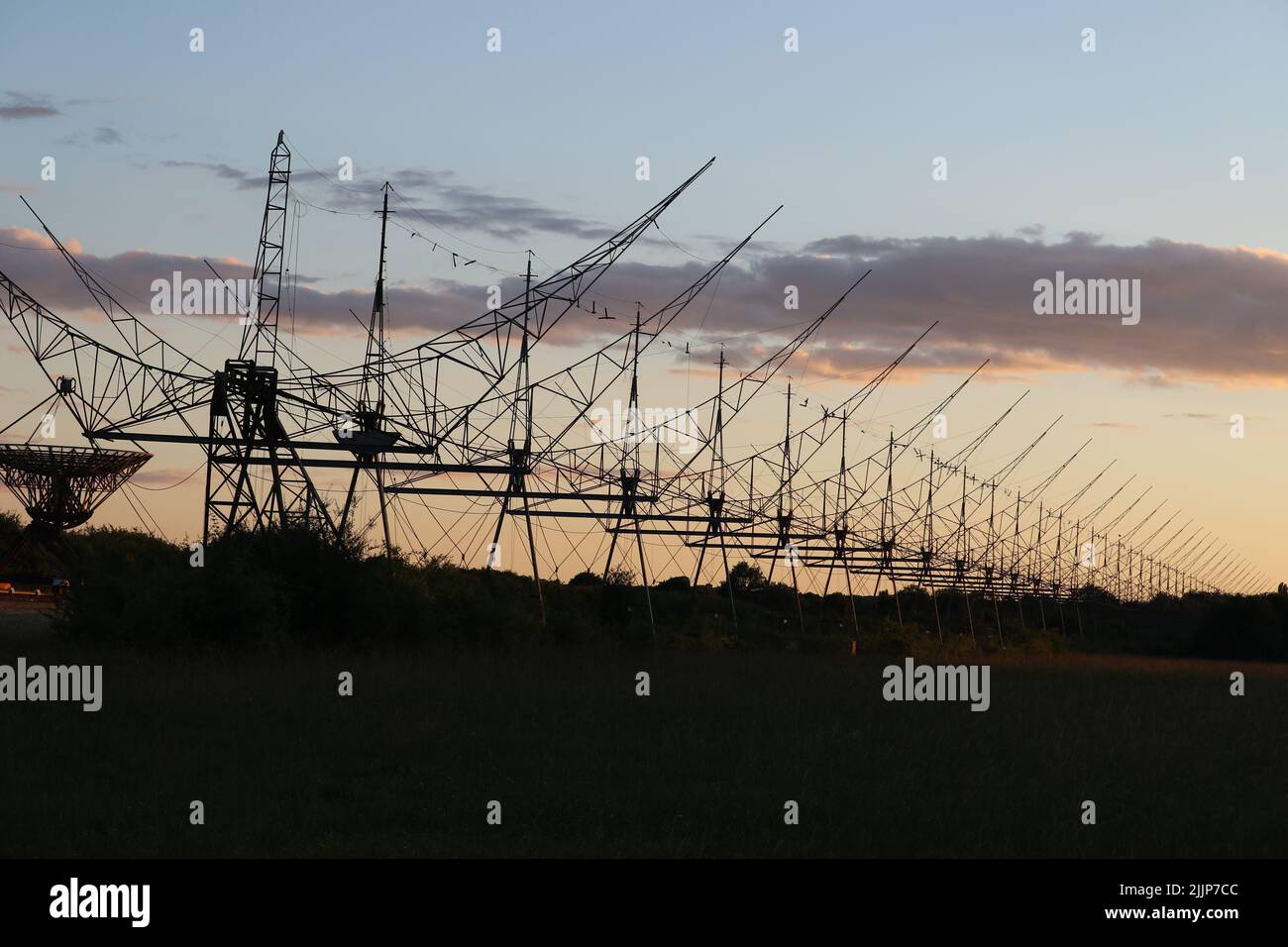 Die Überreste der Aufstellung 4C am Mullard Radio Astronomy Observatory gegen einen Sonnenuntergang Stockfoto