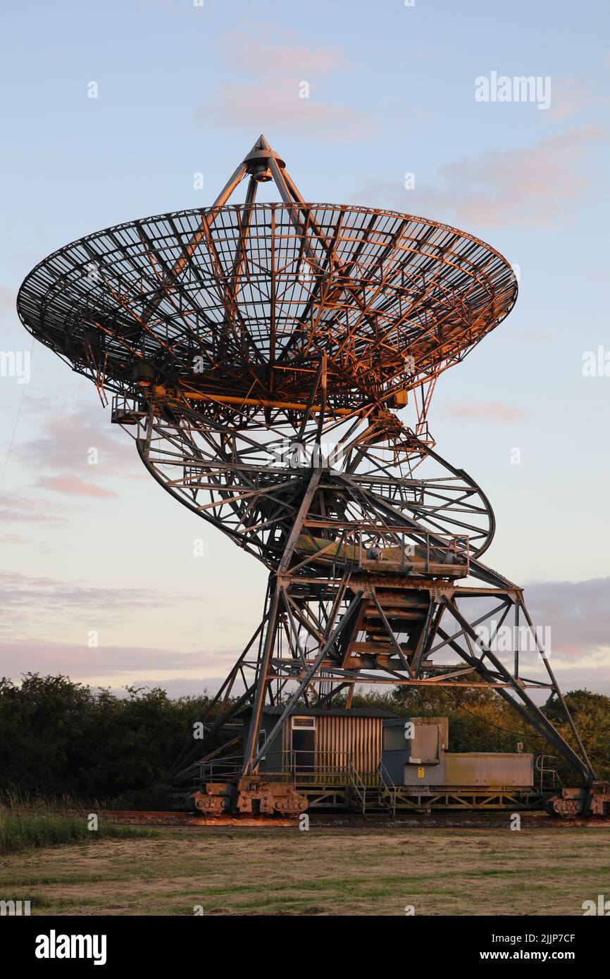 Einer der Empfänger des One-Mile Telescope ist auf seinen Spuren am Mullard Radio Astronomy Observatory in Cambridge zu sehen Stockfoto