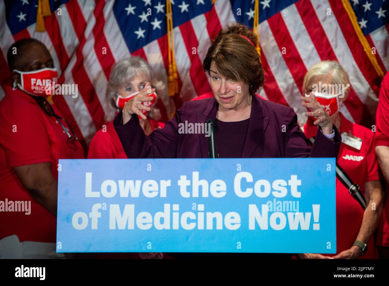 Die Senatorin der Vereinigten Staaten, Amy Klobuchar (Demokratin von Minnesota), hält während der Pressekonferenz im US-Kapitol in Washington, DC, am 27. Juli 2022 im Rahmen der US-amerikanischen Pressekonferenz über das Gesetz über verschreibungspflichtige Medikamente zur Stärkung des Medicare-Programms, zur erheblichen Kostensenkung für Familien und zur Bestrafung von Drogenunternehmen mit schlechten Schauspielern eine Rede. Kredit: Rod Lamkey/CNP /MediaPunch Stockfoto