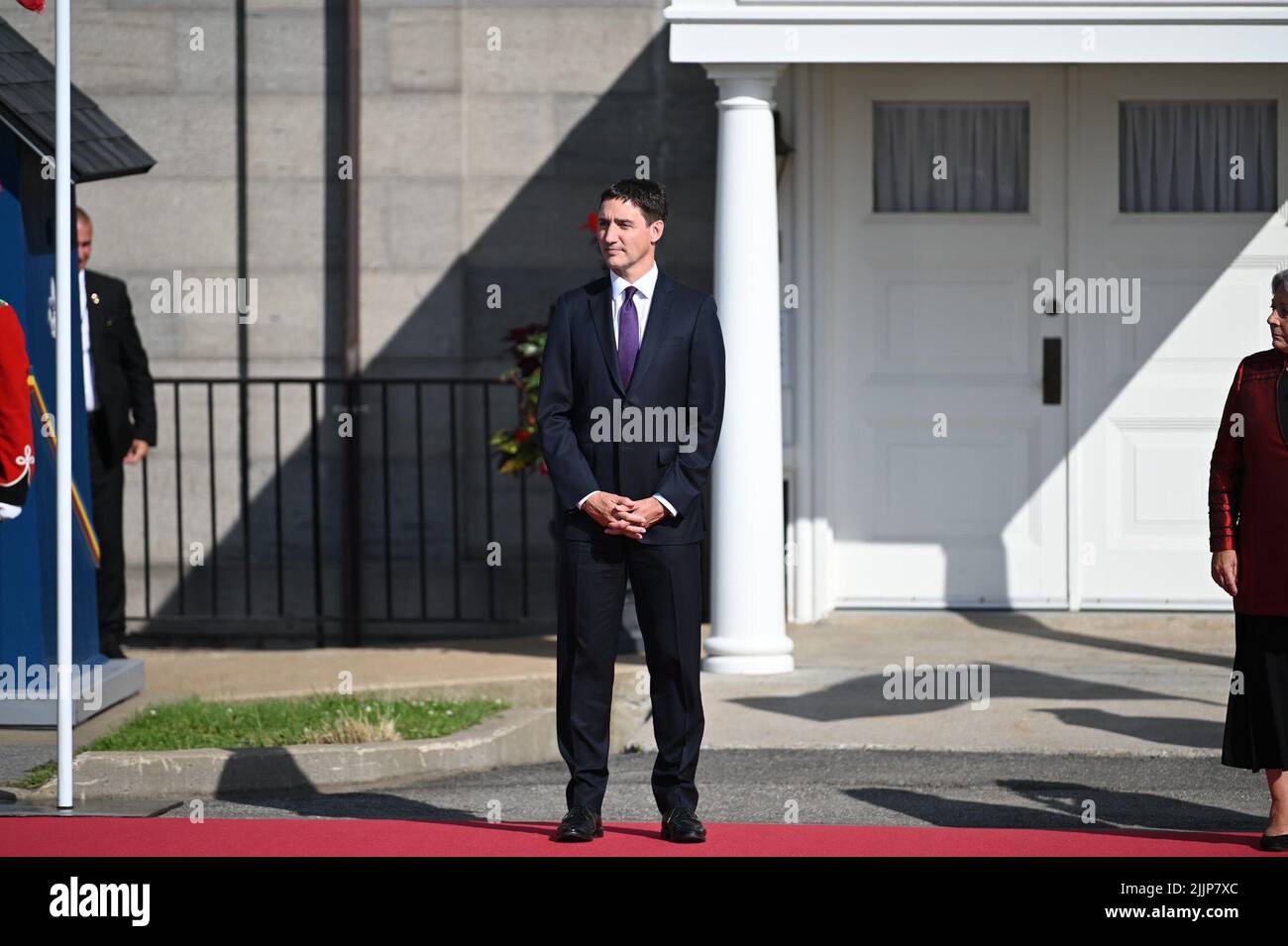 Quebec, Kanada. 27.. Juli 2022. Kanadas Premierminister Justin Trudeau steht vor der Zitadelle in Quebec. Im Rahmen seiner sechstägigen Reise nach Kanada plant Papst Franziskus, die Messe im Nationalheiligtum in Quebec City zu feiern und mit Kirchenvertretern zusammenzutreffen. Quelle: Johannes Neudecker/dpa/Alamy Live News Stockfoto