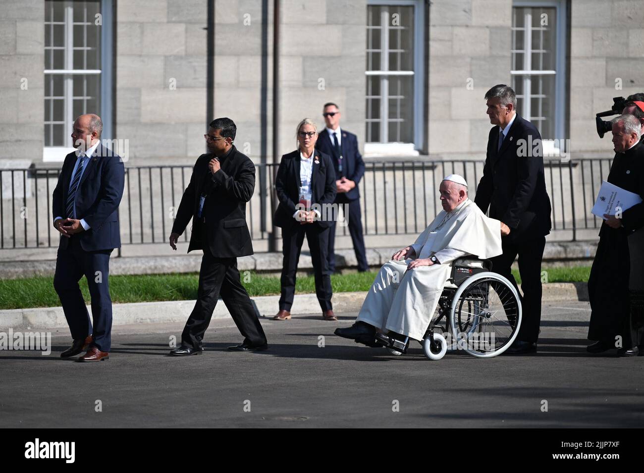 Quebec, Kanada. 27.. Juli 2022. Papst Franziskus sitzt im Rollstuhl. Im Rahmen seiner sechstägigen Reise nach Kanada plant Papst Franziskus, die Messe im Nationalheiligtum in Quebec City zu feiern und mit Kirchenvertretern zusammenzutreffen. Quelle: Johannes Neudecker/dpa/Alamy Live News Stockfoto