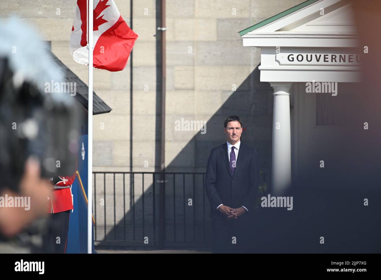 Quebec, Kanada. 27.. Juli 2022. Kanadas Premierminister Justin Trudeau steht vor der Zitadelle in Quebec. Im Rahmen seiner sechstägigen Reise nach Kanada plant Papst Franziskus, die Messe im Nationalheiligtum in Quebec City zu feiern und mit Kirchenvertretern zusammenzutreffen. Quelle: Johannes Neudecker/dpa/Alamy Live News Stockfoto