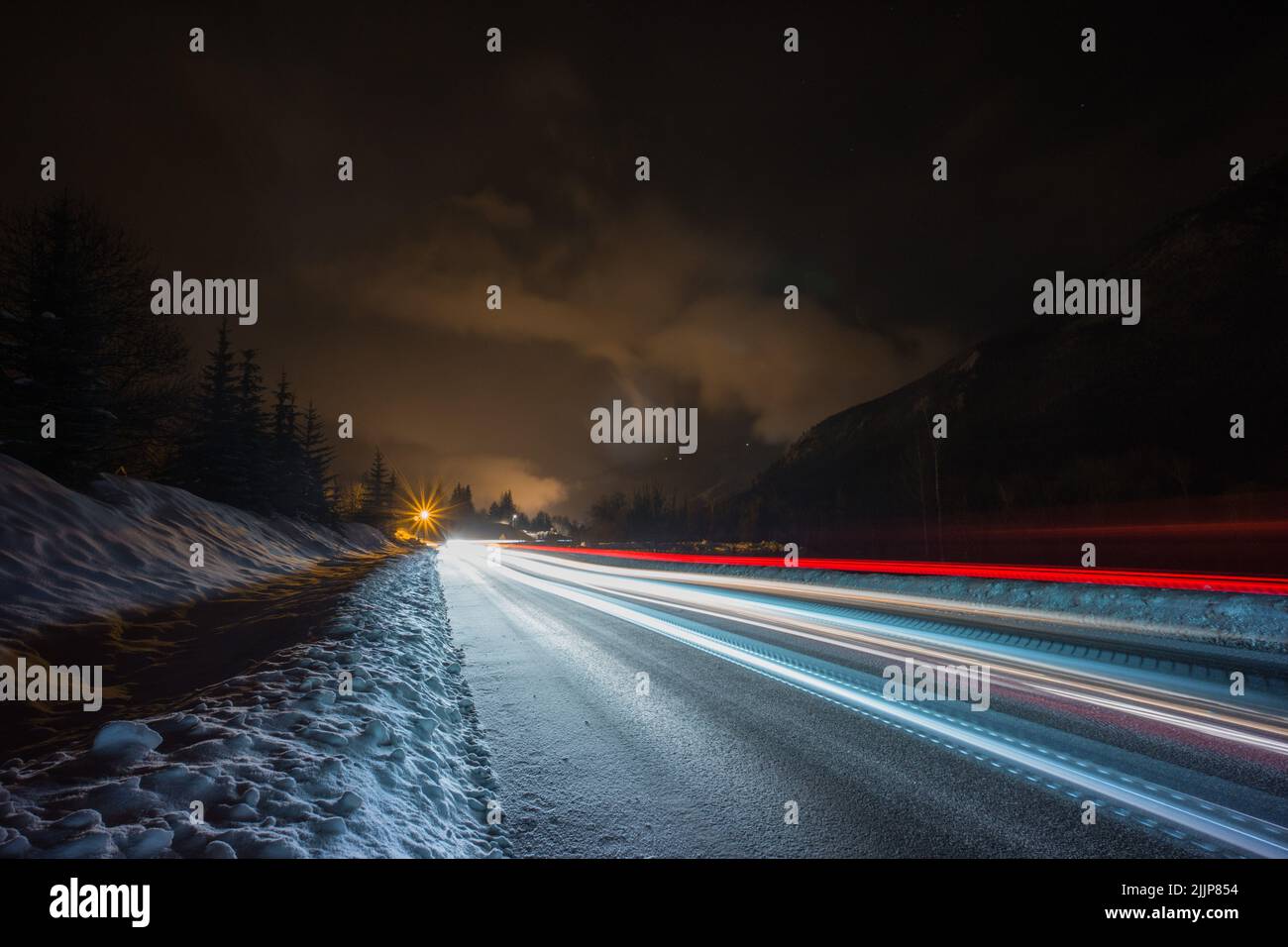 Die leichten Spuren von Autos auf einer Autobahn in der Nacht Stockfoto