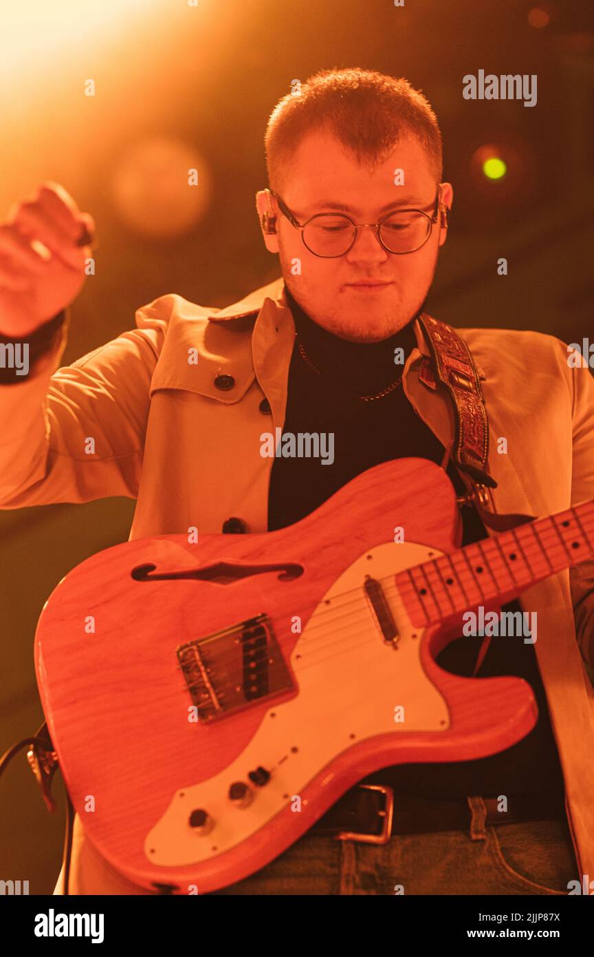 Die Lathums Band tritt bei einem Konzert live auf und konzentriert sich auf Lead-Gitarrist Scott Concepcion Stockfoto