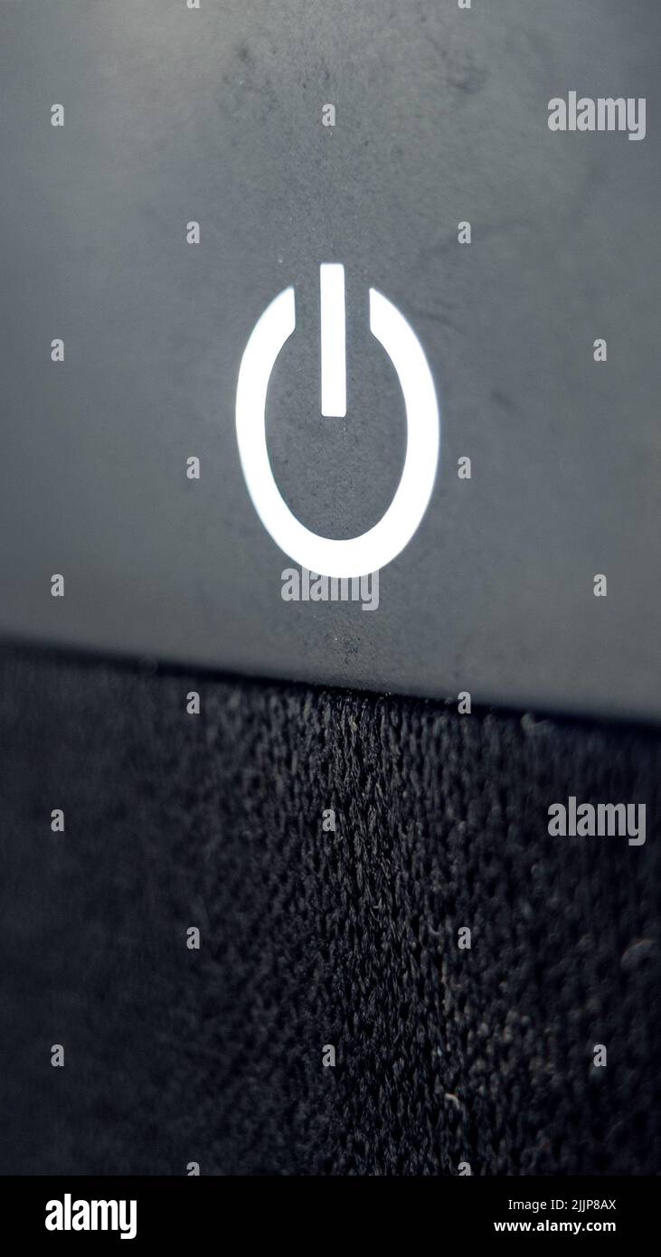 Die vertikale Nahaufnahme des weißen Schilds „Turn off“ auf einer grauen Fläche Stockfoto