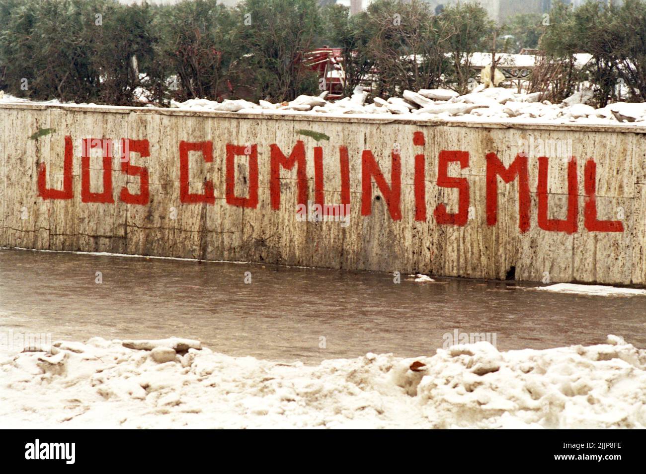 „Nieder mit dem Kommunismus“ – Botschaft, die während der antikommunistischen Revolution im Dezember 1989 in der Innenstadt von Bukarest, Rumänien, geschrieben wurde. Stockfoto