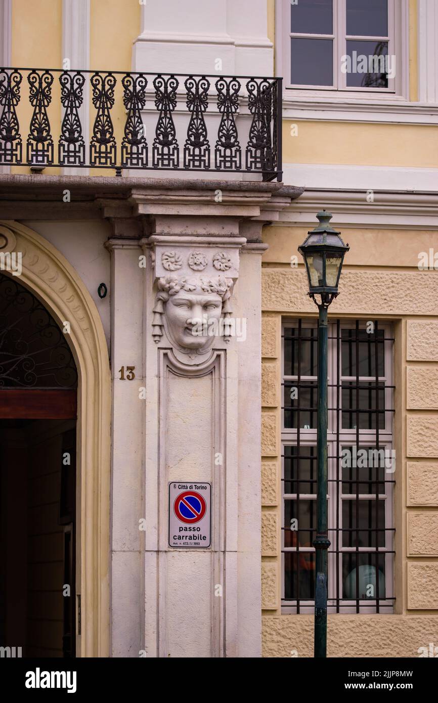 Eine vertikale Aufnahme von alten historischen Gebäuden in Turin, Italien Stockfoto