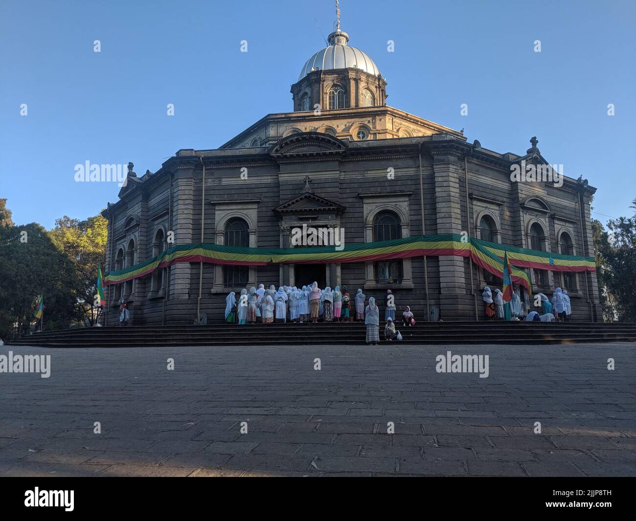 Eine Gruppe von Menschen in der Nähe des Eingangs auf der erstaunlichen St. George Kirche am Morgen. Stockfoto