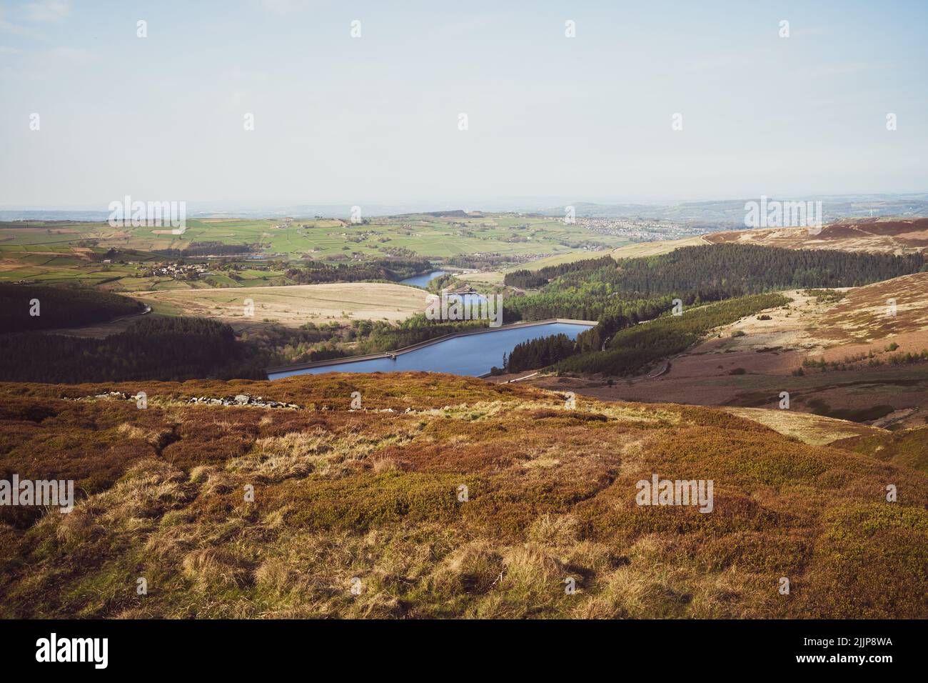Der Holme Moss Gipfelpfad rund um das Yateholme Reservoir vom Gipfel im Nationalpark, England Stockfoto