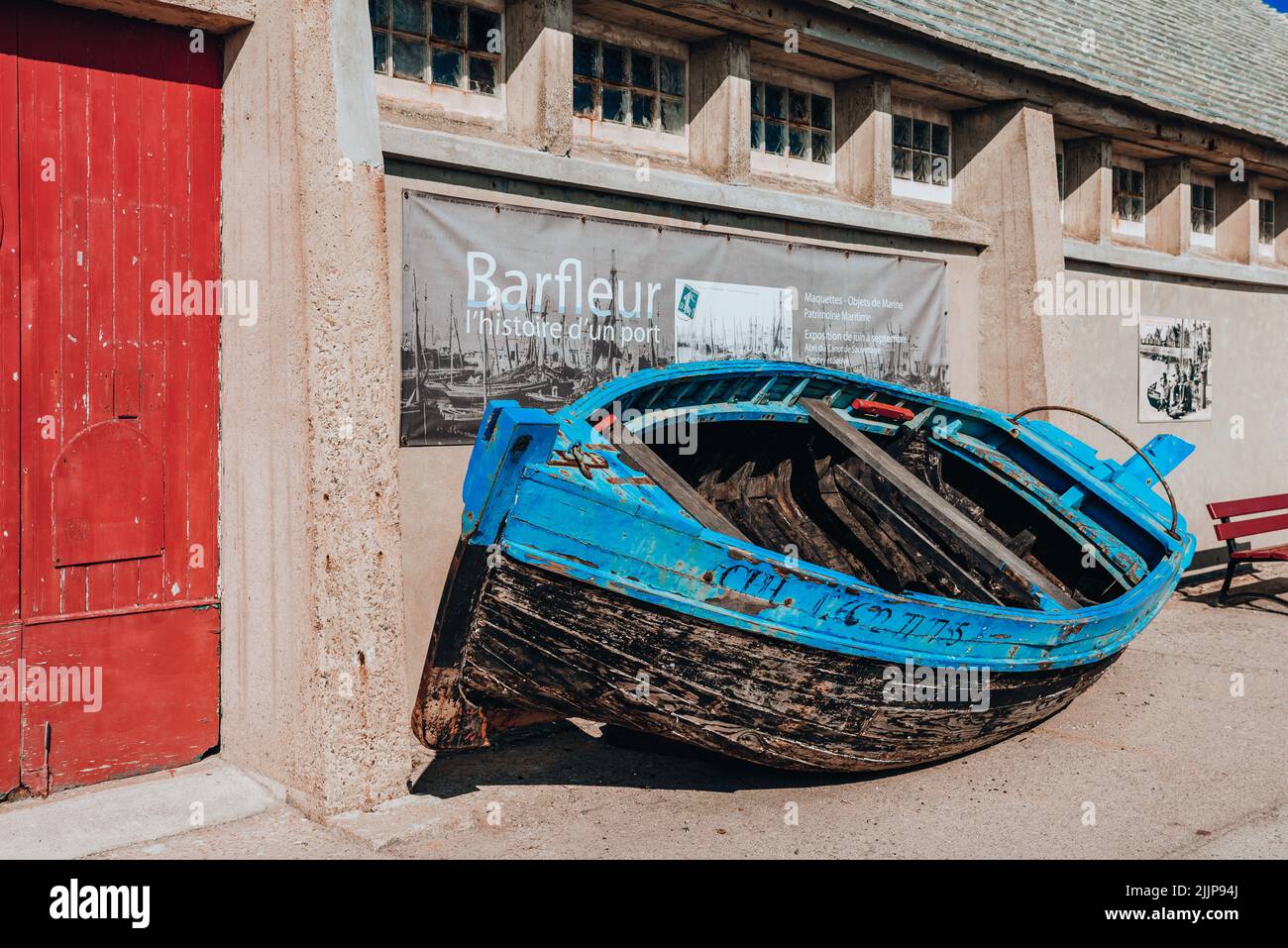 Ein altes verwittertes Boot auf dem Hafen von Barfleur Stockfoto