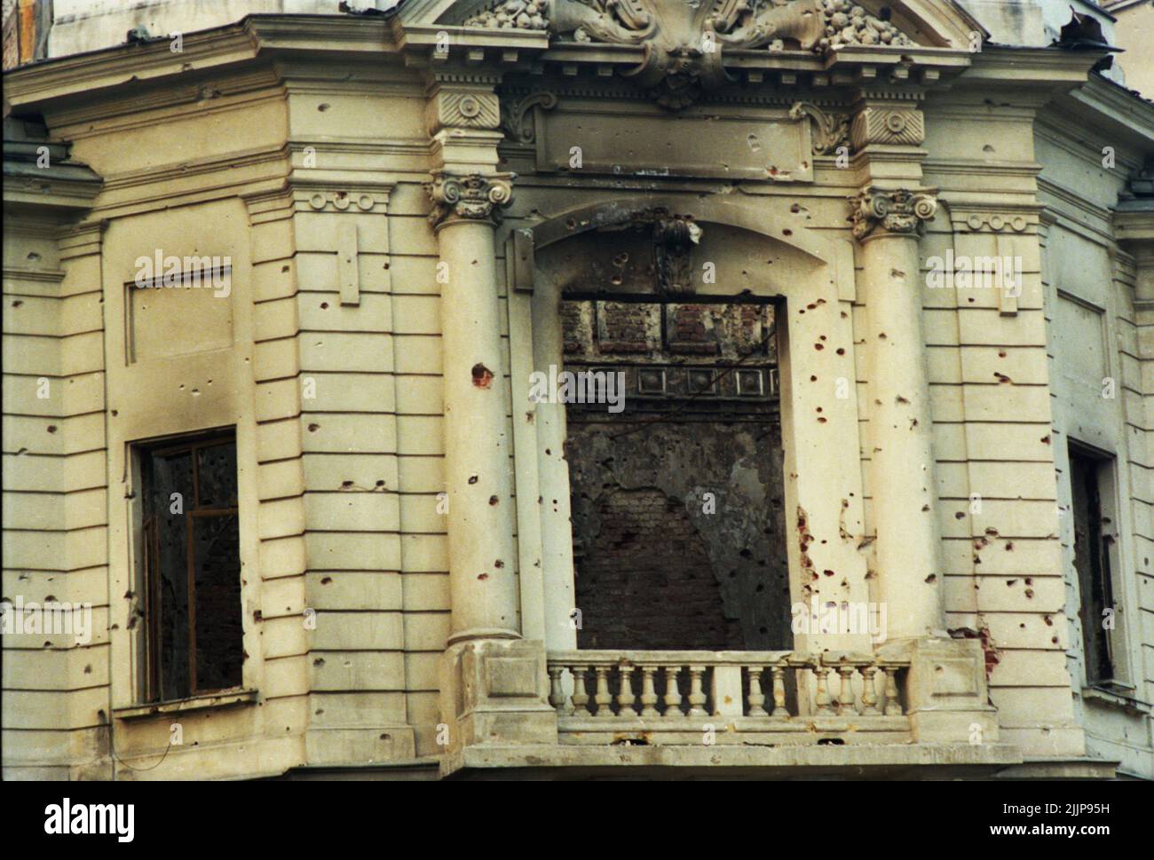 Bukarest, Rumänien, Januar 1990. Historisches Gebäude in Piata Palatului/Piata Revolutiei, das während der antikommunistischen Revolution in Rumänien im Dezember 1989 durch Schüsse zerstört wurde. Stockfoto