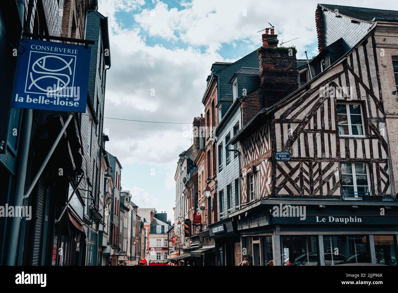 Eine wunderschöne Straße in Paris mit alten Gebäuden Stockfoto