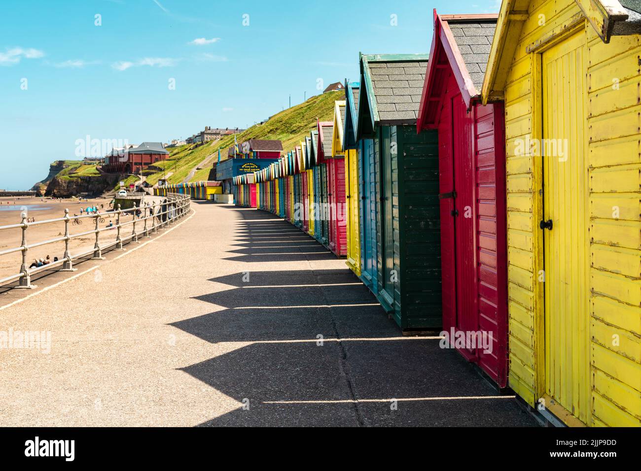 Bunte Strandhütten bei Sumertime in Whitby, England, Großbritannien Stockfoto