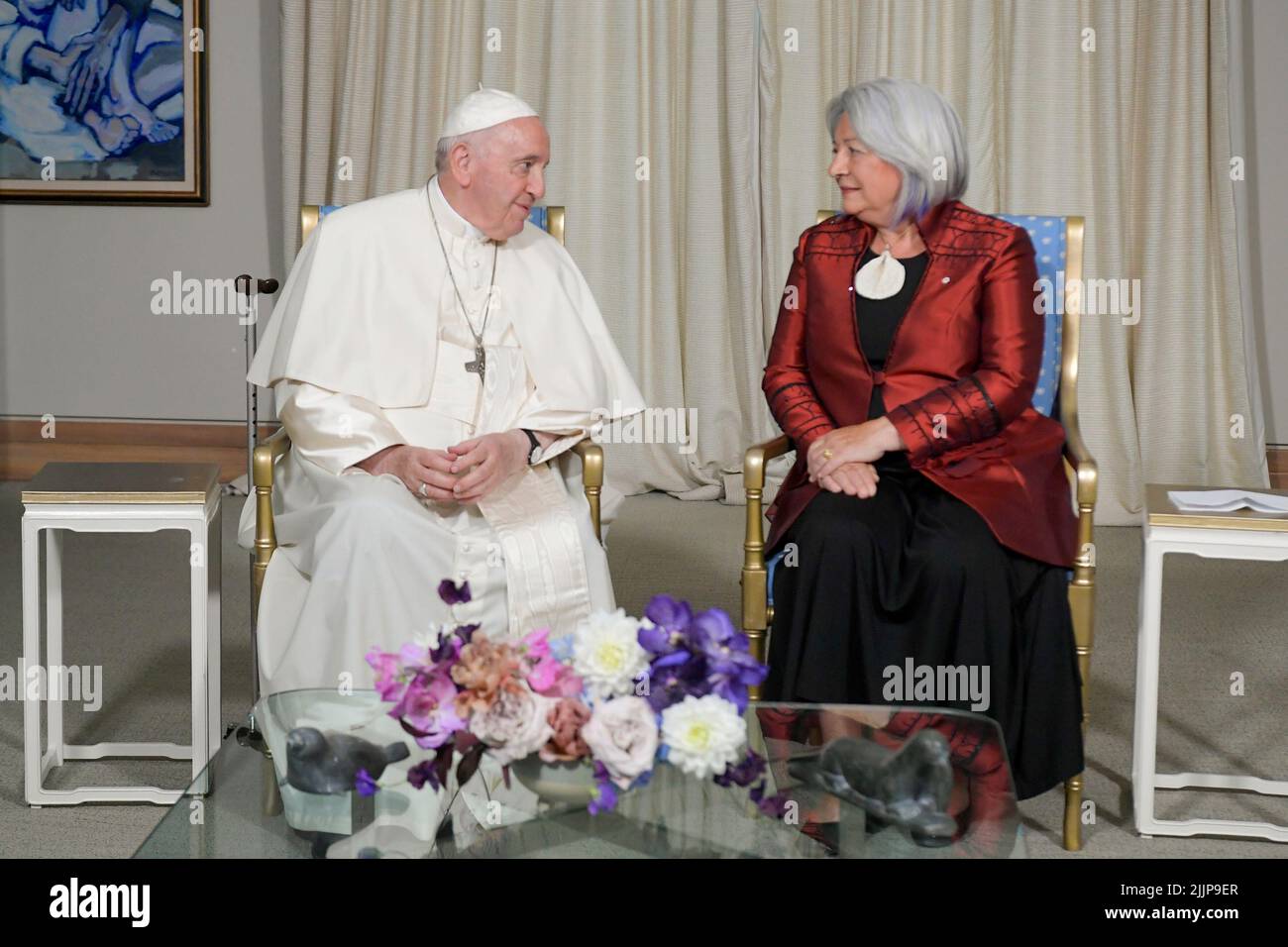 Vatikan, Vatikan. 27.. Juli 2022. Kanada, Quebec City, 2022/07/27 Papst Franziskus trifft sich mit der kanadischen Generalgouverneurin Mary Simon in der Citadelle de Quebec in Quebec City, Quebec, Kanada, Foto: Vatican Mediia/Catholic Press Photo . BESCHRÄNKT AUF REDAKTIONELLE VERWENDUNG - KEIN MARKETING - KEINE WERBEKAMPAGNEN. Kredit: Unabhängige Fotoagentur/Alamy Live Nachrichten Stockfoto