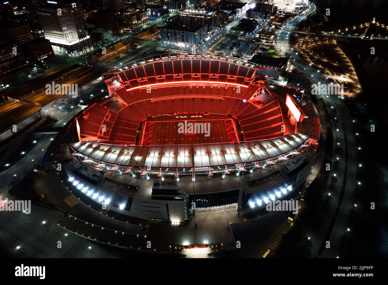 Eine Luftaufnahme des Paul Brown Stadium bei Nacht in Cincinnati, Ohio Stockfoto