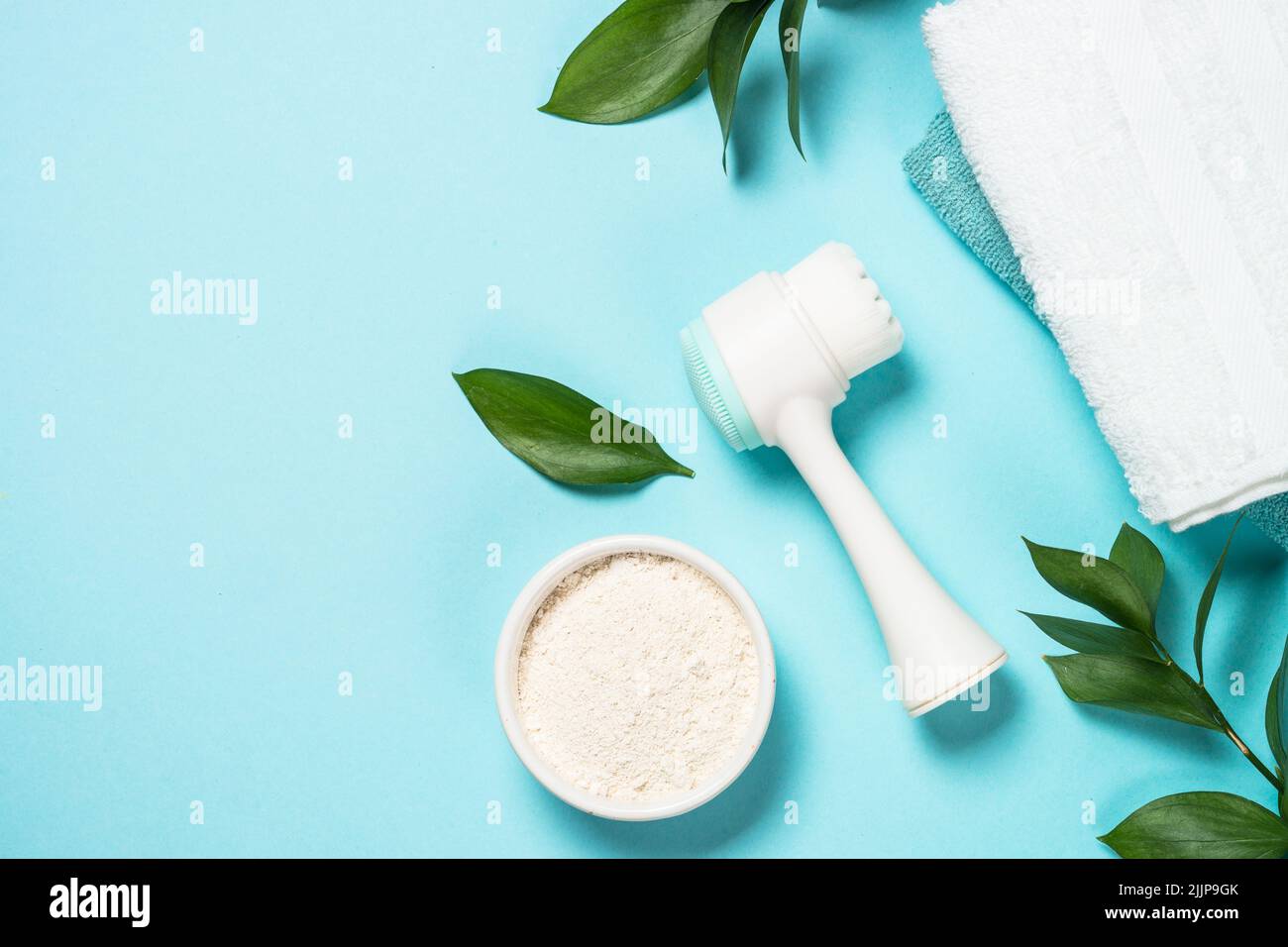 Hautpflegeprodukt auf blauem Hintergrund. Stockfoto