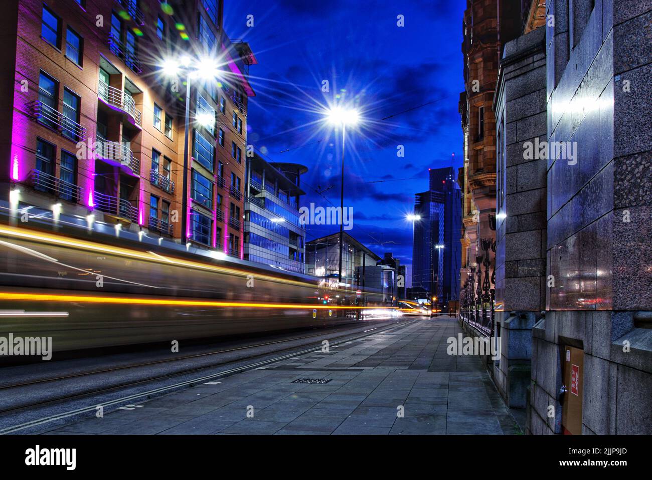 Eine Langzeitaufnahme von Lichtspuren aus der fahrenden Straßenbahn in Manchester, England Stockfoto