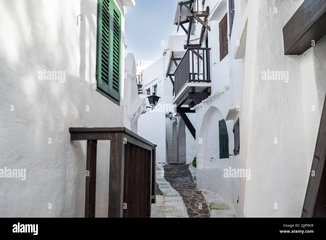 Blick auf das malerische weiße Dorf Binibeca Vell auf Menorca, Balearen Stockfoto