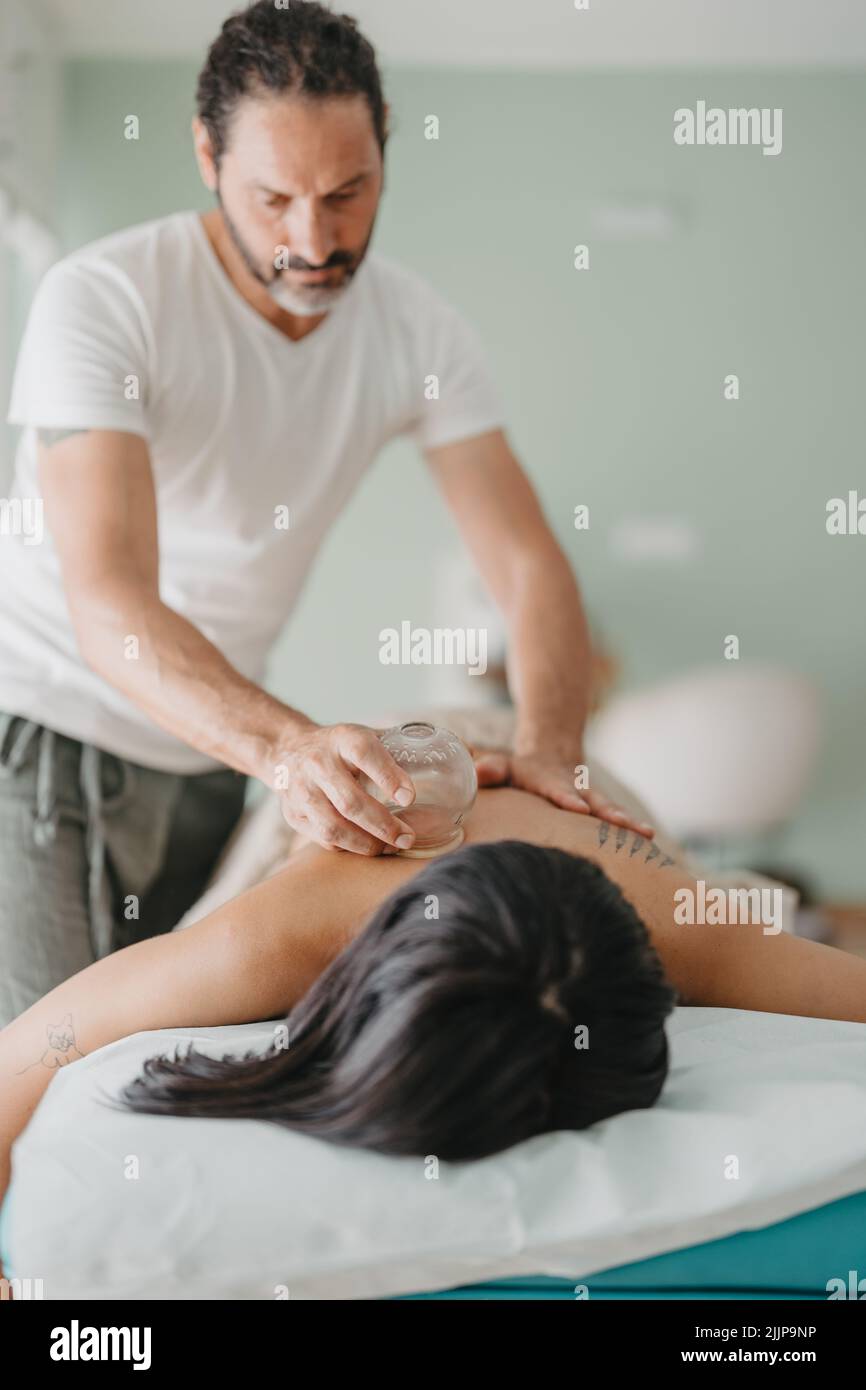 Vertikales Foto eines Mannes, der einen Saugnapf anwendet Stockfoto