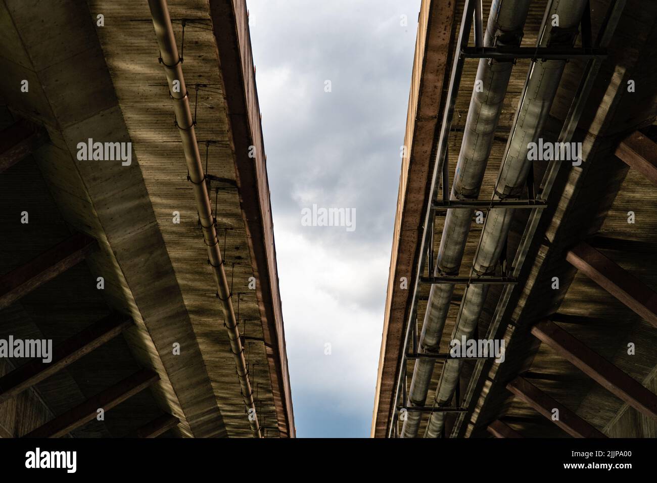 Zwei steinerne Dächer mit dem bewölkten Himmel im Hintergrund Stockfoto