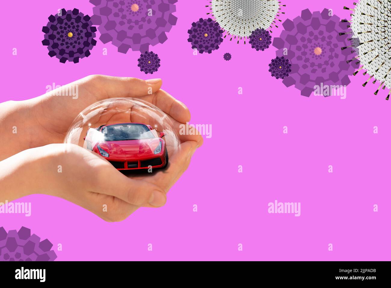 Die Hand einer Person, die ein rotes Auto mit 3D Rendering in einer Sicherheitsblase auf einem violetten Hintergrund mit Mustern hält - das Konzept der Versicherung Stockfoto