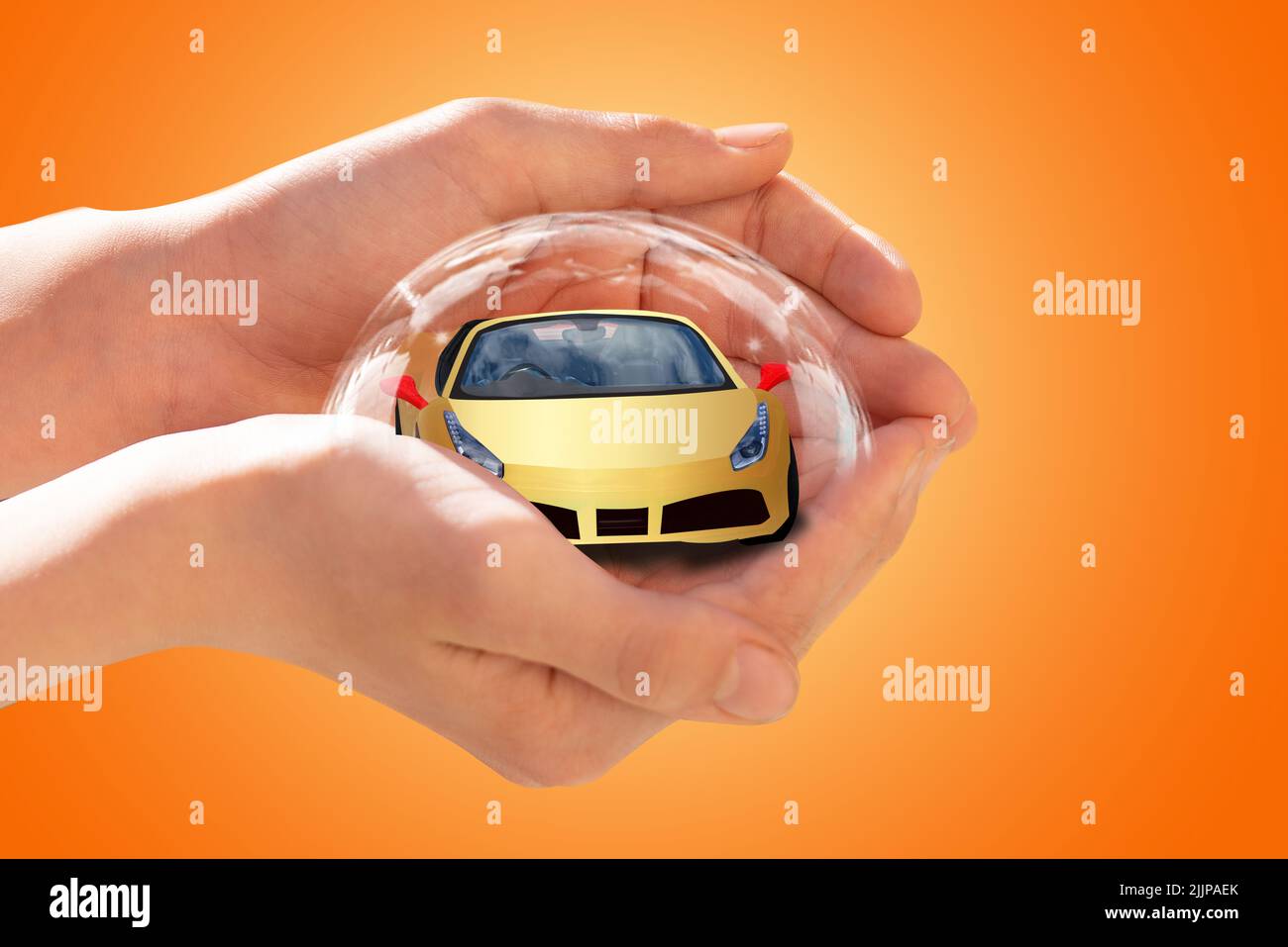 Die Hand einer Person, die ein gelbes Auto mit 3D Rendering in einer Sicherheitsblase auf einem orangefarbenen Hintergrund hält - das Konzept der Kfz-Versicherung Stockfoto