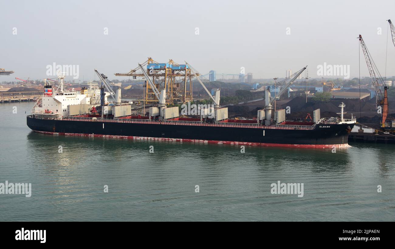 Bild zeigt ein großes Industrieschiff im Hafen New Mangalore, Indien. Aufnahme auf einer Kreuzfahrt. Stockfoto