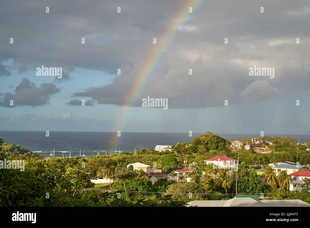 Ein schöner Blick auf den tropischen Ort mit Regenbogenbogen und Blick auf das Meer Stockfoto