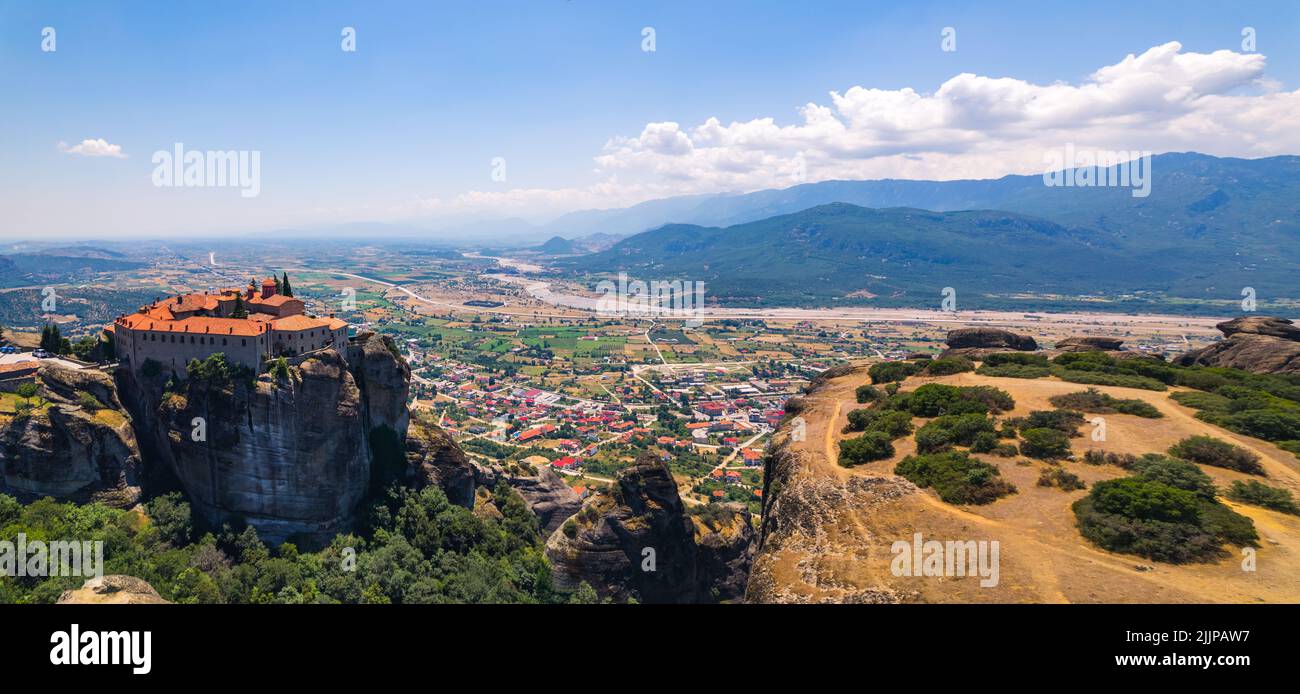 Meteora, Griechenland. Atemberaubende Landschaft der griechischen Gegend. Klöster auf vertikalen Gipfeln. Panorama-Luftaufnahme. Hochwertige Fotos Stockfoto