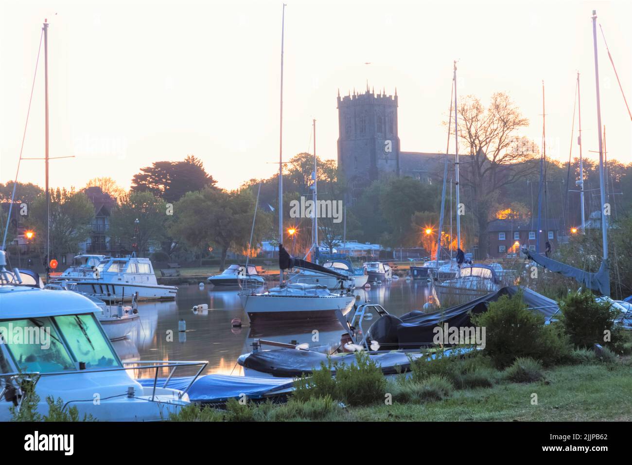 England, Dorset, Christchurch, Town Skyline und River Stour at Dawn Stockfoto