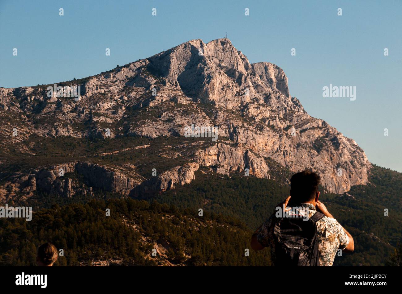 Ein Wanderer fotografiert den Berg Sainte-victoire Stockfoto