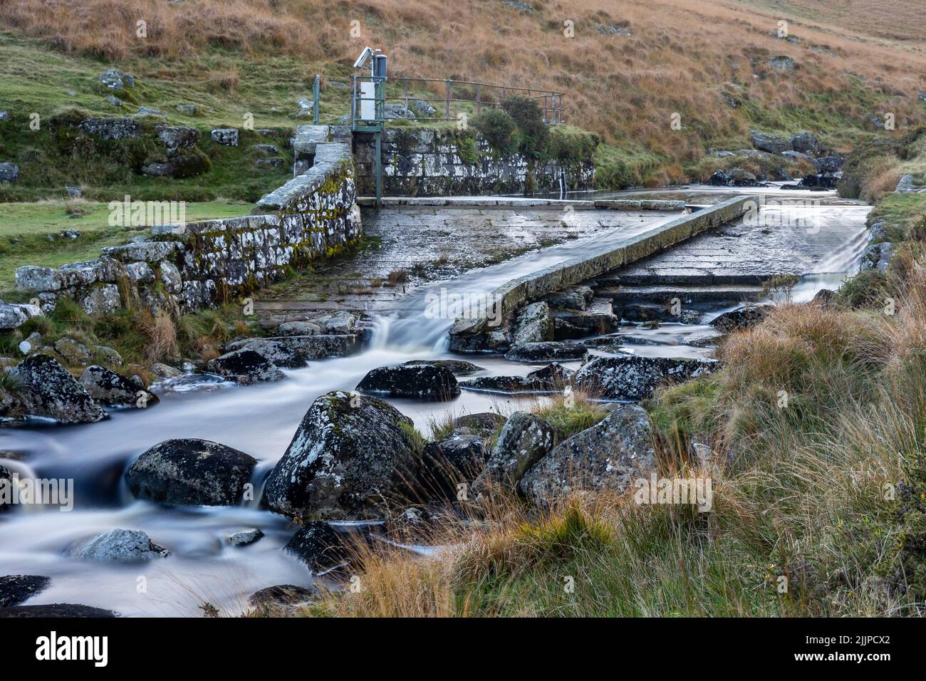 Eine faszinierende Szene von fließendem majestätischem Wasser mit Felsen in den Devonport Leat mit Bäumen Stockfoto