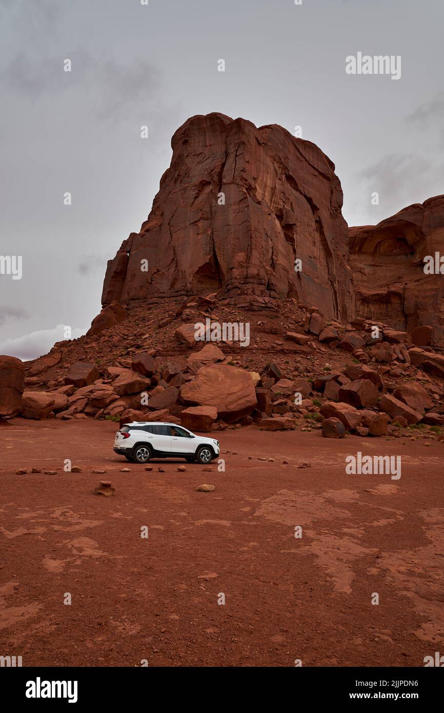 Ein weißes SUV-Auto im Monument Valley, USA Stockfoto