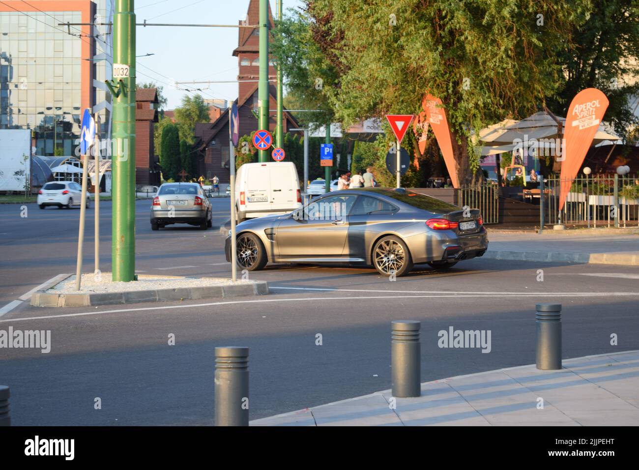 Eine Tageslichtaufnahme von Autos und Straßen in Brasov, Rumänien Stockfoto