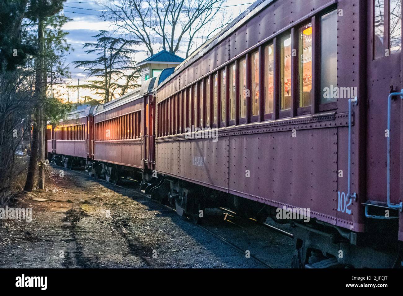 Der Touristenzug am Bahnhof wartet auf die nächste Fahrt. Stockfoto