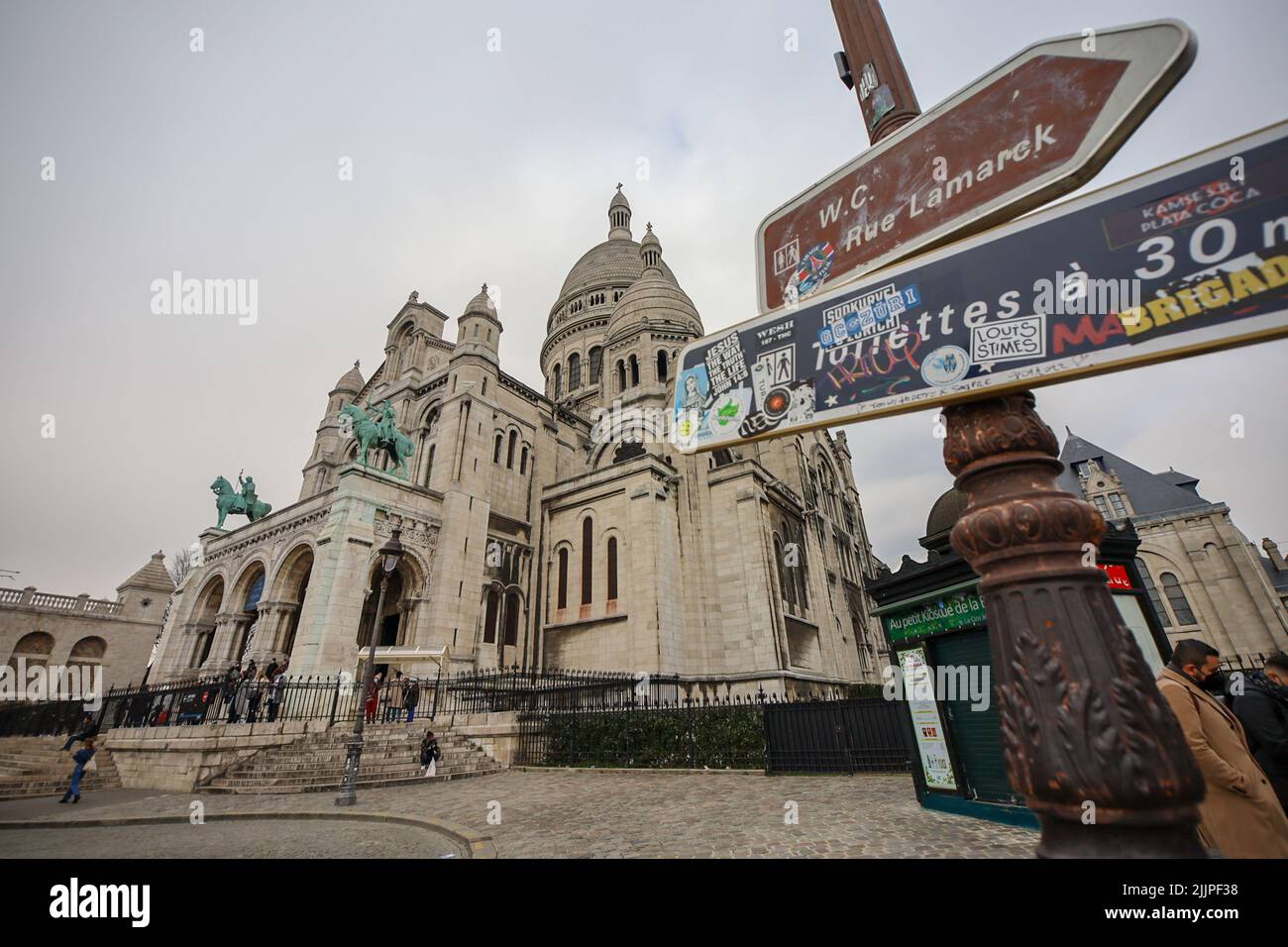 Eine Aufnahme aus dem unteren Winkel der Basilika Sacred Heart und der Straßenschilder, Montmartre, Frankreich Stockfoto Eine Aufnahme aus dem unteren Winkel der Basilika Sacred Heart und der Straßenschilder, Montmartre, Frankreich Stockfoto