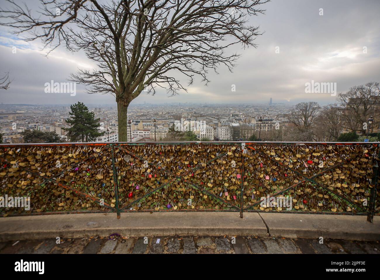 Ein Aussichtspunkt auf dem Hintergrund der Basilika des Heiligen Herzens, Montmartre, Frankreich Stockfoto Ein Aussichtspunkt auf dem Hintergrund der Basilika des Heiligen Herzens, Montmartre, Frankreich Stockfoto