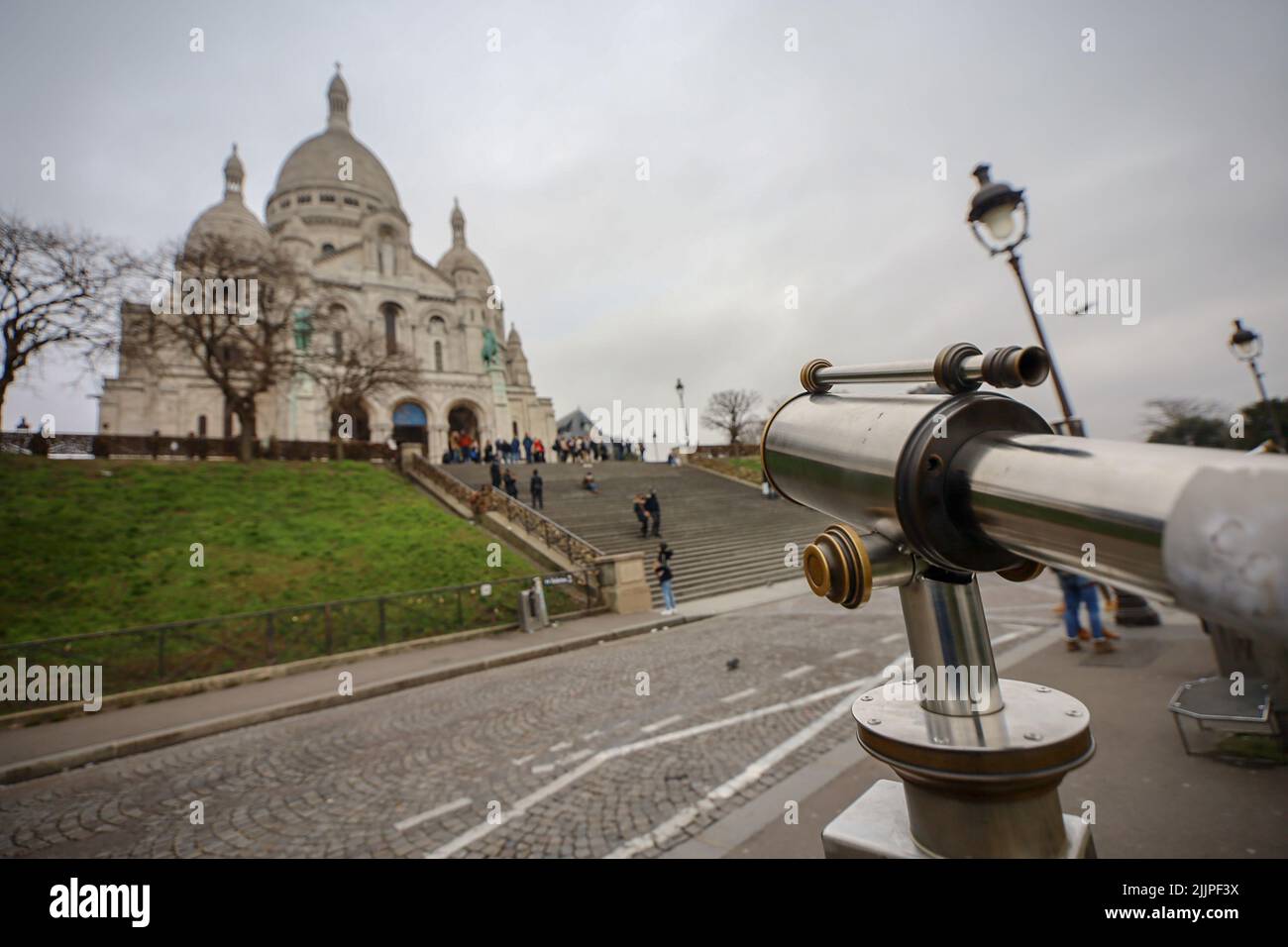 Nahaufnahme eines Teleskops in Richtung Basilika Sacred Heart, Montmartre, Frankreich Stockfoto Nahaufnahme eines Teleskops in Richtung Basilika Sacred Heart, Montmartre, Frankreich Stockfoto